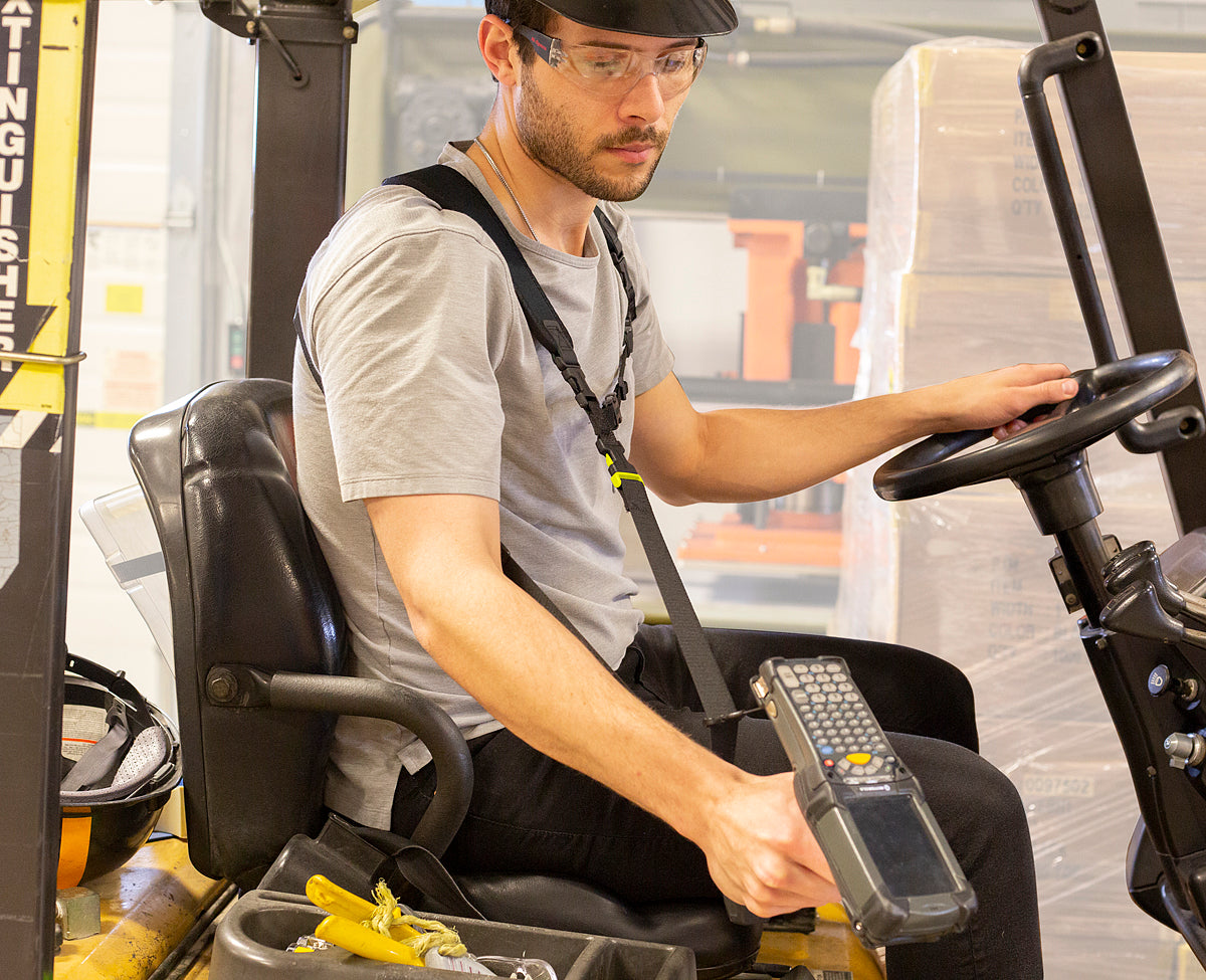 The Comfort Harness Single Elastic draws the device closer to the body when not in use, but extends fully with the arm.